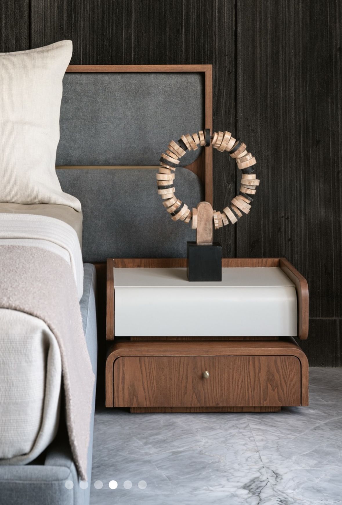 Table de Chevet Design - Cadre Noyer, Surface Blanche & Tiroir Laiton